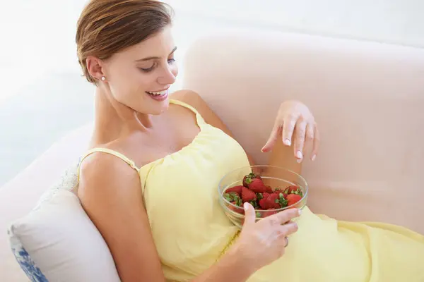 Terhes Eperevés Boldog Otthon Egyedül Élvezi Finom Terhesség Utáni Sóvárgást — Stock Fotó