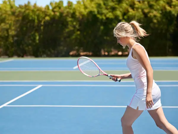 Tennis Sport Femme Avec Raquette Sur Terrain Pour Compétition Match — Photo
