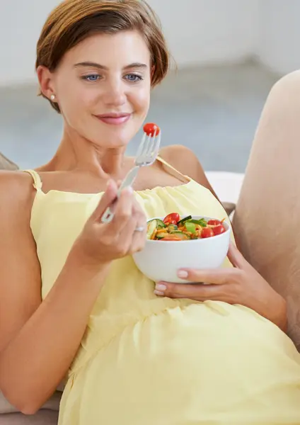 Pregnant Woman Salad Smile Sofa Health Nutrition Wellness Living Room — Stock Photo, Image
