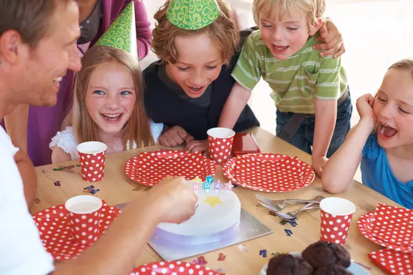 ハッピーバースデー ケーキの装飾 テーブル パーティー ウェルネスで自宅で楽しいお祝い マフィン ろうそくおよび帽子による父 子供および興奮する家族家で特別なでき事のための愛 — ストック写真