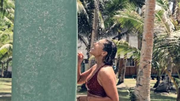 Happy Woman Swimwear Wash Outdoor Shower Surfing Beach Fun Vacation — Stock Video
