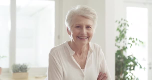 Glückliche Ältere Frau Und Hause Mit Stolz Und Freiheit Gekreuzte — Stockvideo