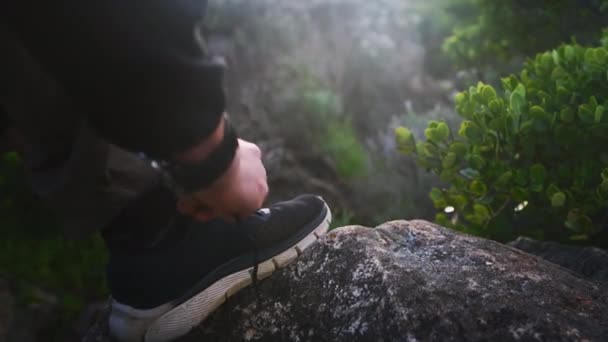 徒步旅行的手 领带或鞋子在自然中探险 度假游览高山 鞋类特写或外出徒步旅行以进行健身训练 自由或旅行 — 图库视频影像