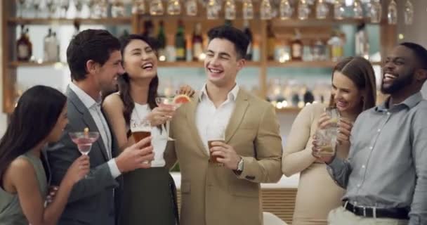 Vrienden Cocktail Lachen Met Praten Restaurant Voor Feest Evenement Feest — Stockvideo