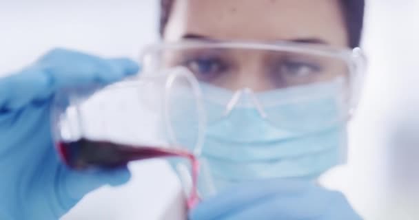 Жінка Науковець Лабораторія Аналізом Крові Пробіркою Патологією Вірусних Тестів Або — стокове відео