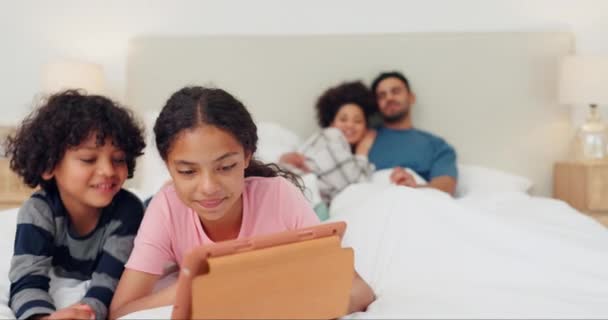 キッズ タブレット ベッドルームでリラックス オンライン ゲーム 漫画を学びます 子供たち 幸せな家族の兄弟姉妹 テクノロジーは 家庭で一緒にデジタルアプリ — ストック動画