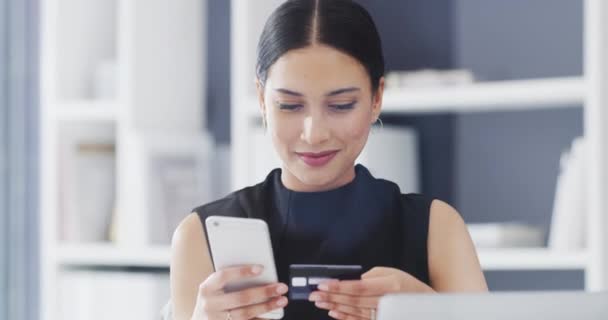 Mutlu Bir Kadını Telefon Kredi Kartı Ödeme Bankacılık Internet Üzerinden — Stok video
