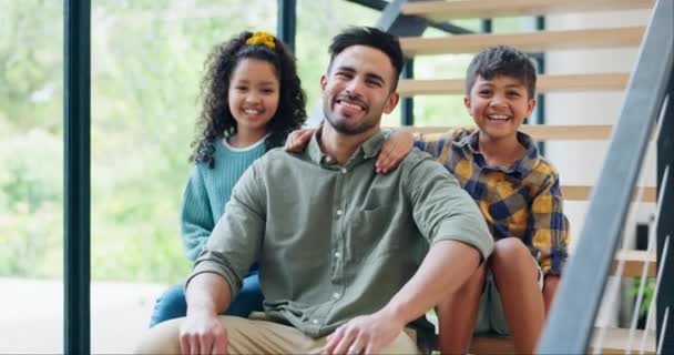 Щасливий Батько Діти Відпочинок Сходах Нерухомості Або Сімейні Язки Разом — стокове відео