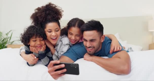 Huis Glimlach Familie Selfie Slaapkamer Liefde Zorg Hechting Ontspannen Samen — Stockvideo