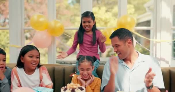 Bolo Aniversário Sparkler Festa Aplausos Crianças Felizes Amigos Pessoas Animadas — Vídeo de Stock