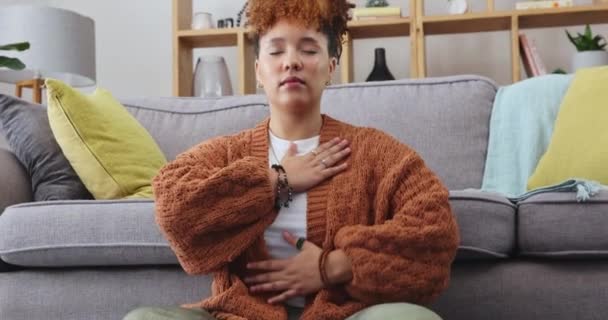 Meditação Respiração Ioga Mulher Casa Sala Estar Para Chakra Relaxar — Vídeo de Stock