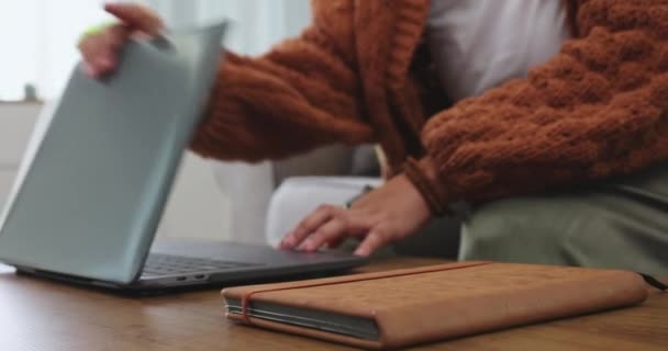Close Werken Afstand Voor Thuis Vrouw Met Een Laptop Typen — Stockvideo