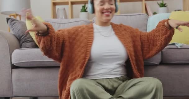 Taniec Słuchawki Muzyczne Szczęśliwa Kobieta Domu Dla Zabawy Energii Uśmiechu — Wideo stockowe