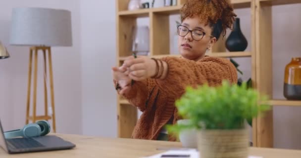 Stretching Stress Och Laptop Med Kvinna Hemmakontoret För Distansarbetare Frilansare — Stockvideo
