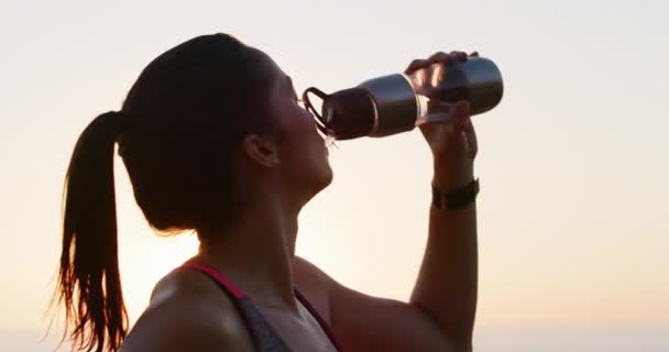 Pôr Sol Atleta Mulher Bebendo Água Pausa Após Exercício Treino — Vídeo de Stock
