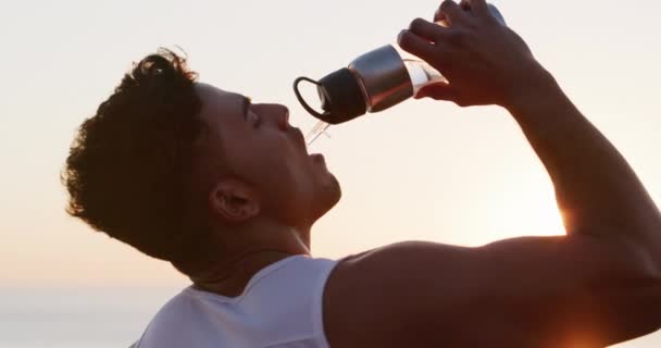 Fitness Deportista Hombre Bebiendo Agua Parque Para Hidratarse Relajarse Energía — Vídeos de Stock