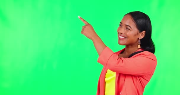 Szczęśliwa Kobieta Wskazująca Listę Kontrolną Zielony Ekran Dla Informacji Prezentacja — Wideo stockowe