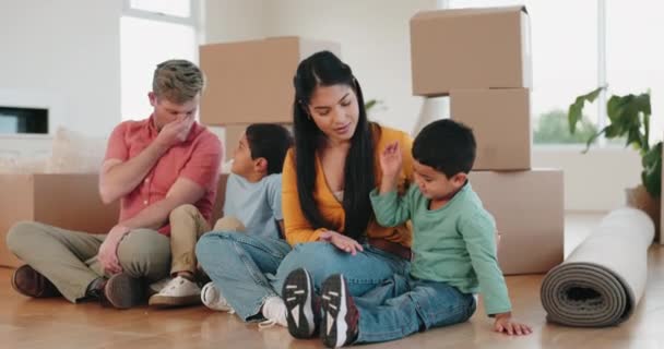 Ευτυχισμένος Κινείται Και Κουτί Την Οικογένεια Νέο Σπίτι Για Ιδιοκτησία — Αρχείο Βίντεο