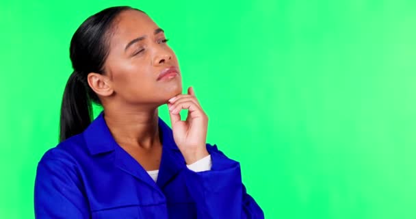 Düşünüyor Kafası Karışık Yeşil Ekranda Bir Kadınla Müteahhit Fikir Plan — Stok video