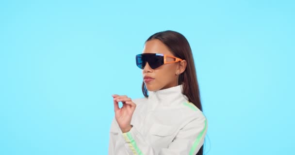 未来和多样化与一个女人在Vr耳机隔离的蓝色背景工作室 虚拟现实 网络朋克和爱的技术与一个年轻的女性用户穿着网络眼镜 — 图库视频影像