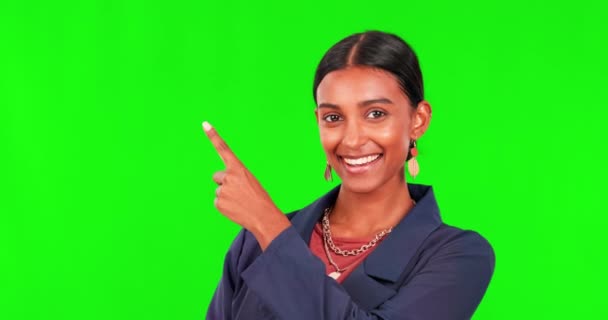 Szczęśliwa Bizneswoman Gestem Listy Przeciwko Zielonemu Ekranowi Uśmiechem Prezentacja Lub — Wideo stockowe