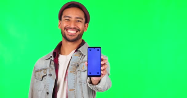 Χαρούμενος Ασιάτης Μακιγιαρισμένος Στο Τηλέφωνο Και Πράσινη Οθόνη Για Διαφήμιση — Αρχείο Βίντεο