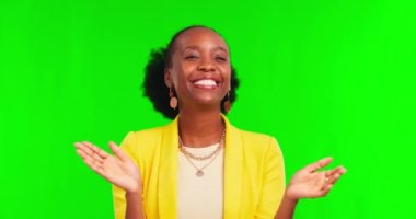 Siyahi kadın, alkış ve başarıyla stüdyoda öğretmen için yeşil ekranda neşe ve mutluluk. Gülen surat, alkışlayan el çırpan ve bayanla kutlama için kazanan ya da hedefli iyi haber.