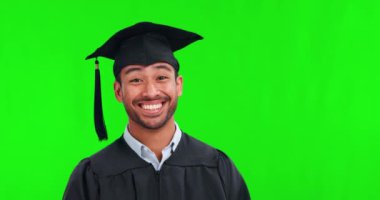 Mezuniyet, erkek portresi ve elleri eğitim ve üniversite anlaşmasını işaret eden yeşil perde. Erkek kişi, gülümseme ve üniversite reklamı, fon seçimi ve mezuniyet bilgileri için heyecanlanma.