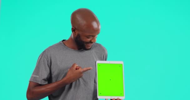 Werbung Schwarzer Mann Mit Tablet Und Zeigefinger Vor Blauem Hintergrund — Stockvideo