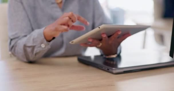 Technologie Oudere Vrouw Met Tablet Gelukkig Aan Haar Bureau Een — Stockvideo