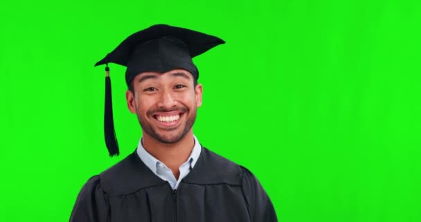Graduado Retrato Hombre Pantalla Verde Con Las Manos Apuntando Para — Vídeo de stock