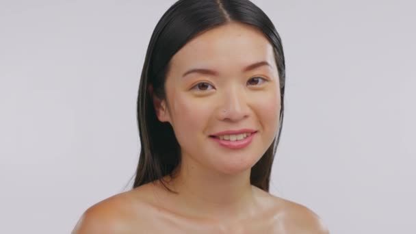 Japanse Vrouw Gezichtshuid Studio Met Glimlach Lachen Cosmetica Door Witte — Stockvideo