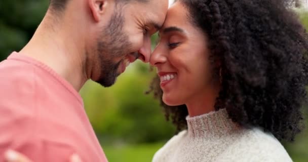 Stirn Natur Und Paar Mit Liebe Lächeln Und Beziehung Mit — Stockvideo