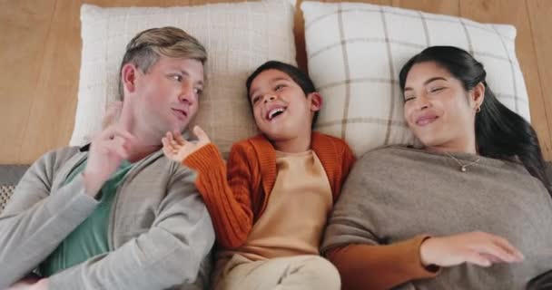 爸爸和孩子躺在床上 枕头和游戏 游戏或睡觉的时候与家人 父母和孩子在客厅地板上的乐趣 高瞻远瞩 快乐而优质的放松时间 亲热或父亲爱抚儿子 — 图库视频影像