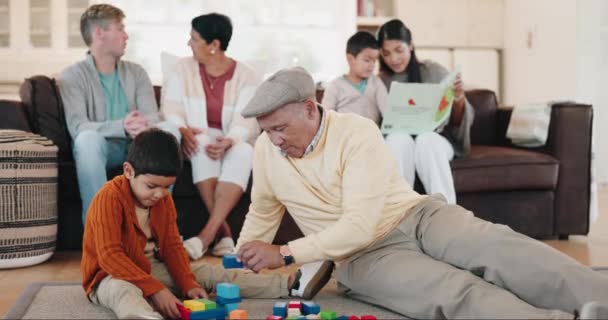 Família Blocos Construção Avô Brincando Com Seu Neto Sala Estar — Vídeo de Stock