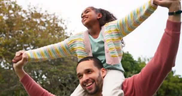 Счастливые Веселые Улыбчивые Отцом Дочерью Свежем Воздухе Общения Игры Свободы — стоковое видео