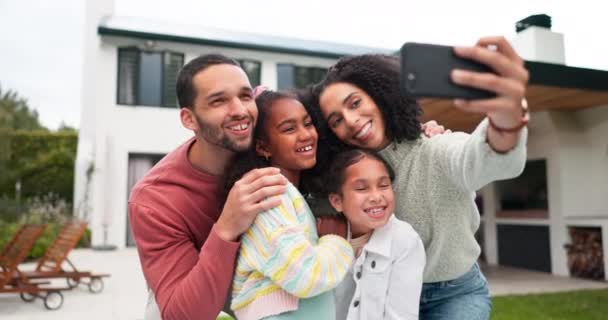 自私自利 家人和孩子们带着微笑 爱心和关心在户外的家后院 年轻的拉蒂诺女人 男人或父母带着快乐的孩子去看概况照片 社交媒体或度假时的回忆 — 图库视频影像
