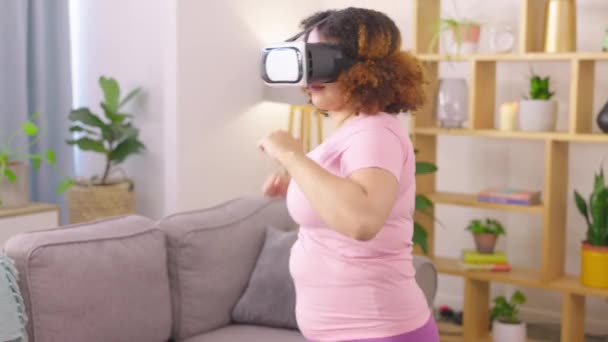 虚拟现实眼镜和女人的拳打脚踢 回家和锻炼以获得健康 锻炼和健康 3D岁 有Vr游戏 数字拳击和在线技术培训的女孩 — 图库视频影像