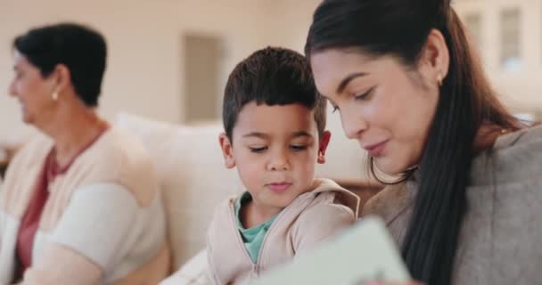 Οικογένεια Παιδιά Και Μια Μητέρα Που Διαβάζει Στο Αγόρι Της — Αρχείο Βίντεο
