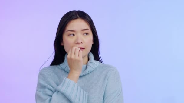 パニックや危機のための紫色の背景にある女性の緊張 爪や顔をかむ スタジオでの問題 間違いや精神衛生を考えながら手で心配アジアの女性の人 — ストック動画