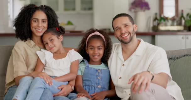 Famille Parents Avec Enfants Portrait Détendre Sur Canapé Avec Bonheur — Video