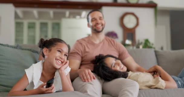 Ευτυχισμένη Οικογένεια Χαλαρώστε Και Παρακολουθήστε Τηλεόραση Στον Καναπέ Γελώντας Δεθείτε — Αρχείο Βίντεο