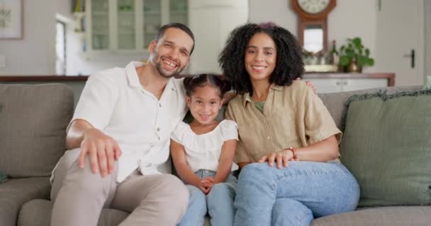 Οικογένεια Γονείς Παιδί Και Χαλαρώστε Στον Καναπέ Την Ευτυχία Πορτρέτο — Αρχείο Βίντεο