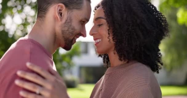 Heureux Amoureux Couple Avec Affection Dans Jardin Parc Nature Rendez — Video