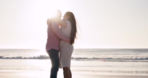 Παραλία Αγκαλιά Και Φιλί Ζευγάρι Στο Ηλιοβασίλεμα Στον Ωκεανό Για — Αρχείο Βίντεο