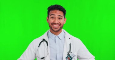 Sağlık hizmetleri tamam, yüzü ve Asyalı bir adam tıbbi güven, ilerleme ve hizmet için yeşil ekranda. Stüdyonun arka planında izole edilmiş mükemmel el hareketi olan bir doktorun mutlu, anlaşma ve portresi..