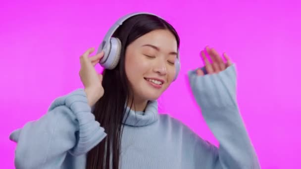 Music Dance Headphones Asian Woman Studio Isolated Pink Background Streaming — Stock Video