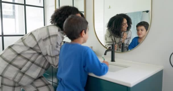 儿童和刷牙者在浴室里用镜子 在家中用牙膏 水和卫生设备进行牙科护理 母亲及牙刷 学习及清洁口腔 — 图库视频影像