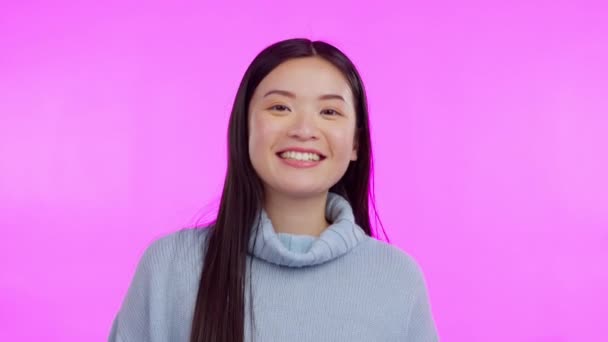 Mulher Mão Coração Retrato Com Sorriso Amor Emoji Sinal Estúdio — Vídeo de Stock
