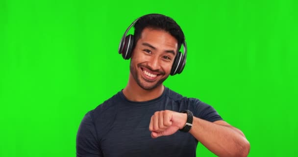 Mann Prüfende Uhr Und Green Screen Porträt Mit Lächeln Trainingserfolg — Stockvideo